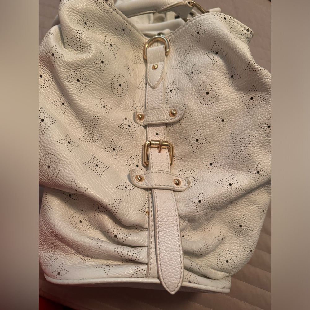 JUST IN TIME FOR CHRISTMAS 🎄 
Almost PRISTINE Louis Vuitton Mahina XL White - Picture 5 of 13